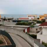 Per riuscire a vedere il mare siamo costretti a salire su uno dei numerosi cavalcavia che attraversano la statale. Da qui osserviamo la costa �occupata� da tante abitazioni soprattutto estive, alcune messe a nuovo altre rovinate dalla salsedine